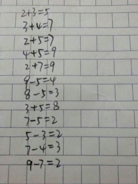 9 3 4-在3、4、7、9四个数中选三个数字，写出两个加法算式和两个减法算式：此系小学一年级的数学题？